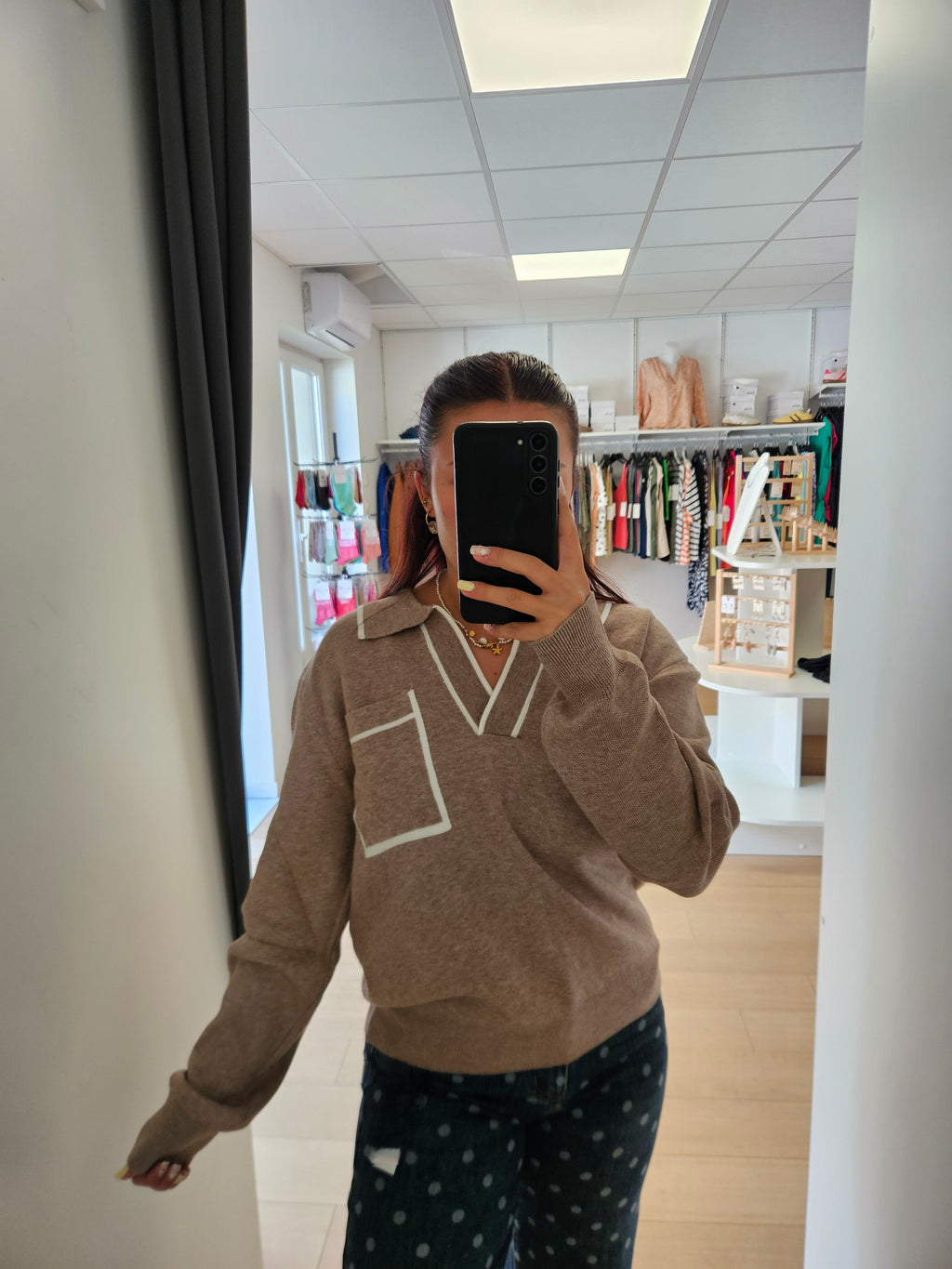 Pull col V poche devant