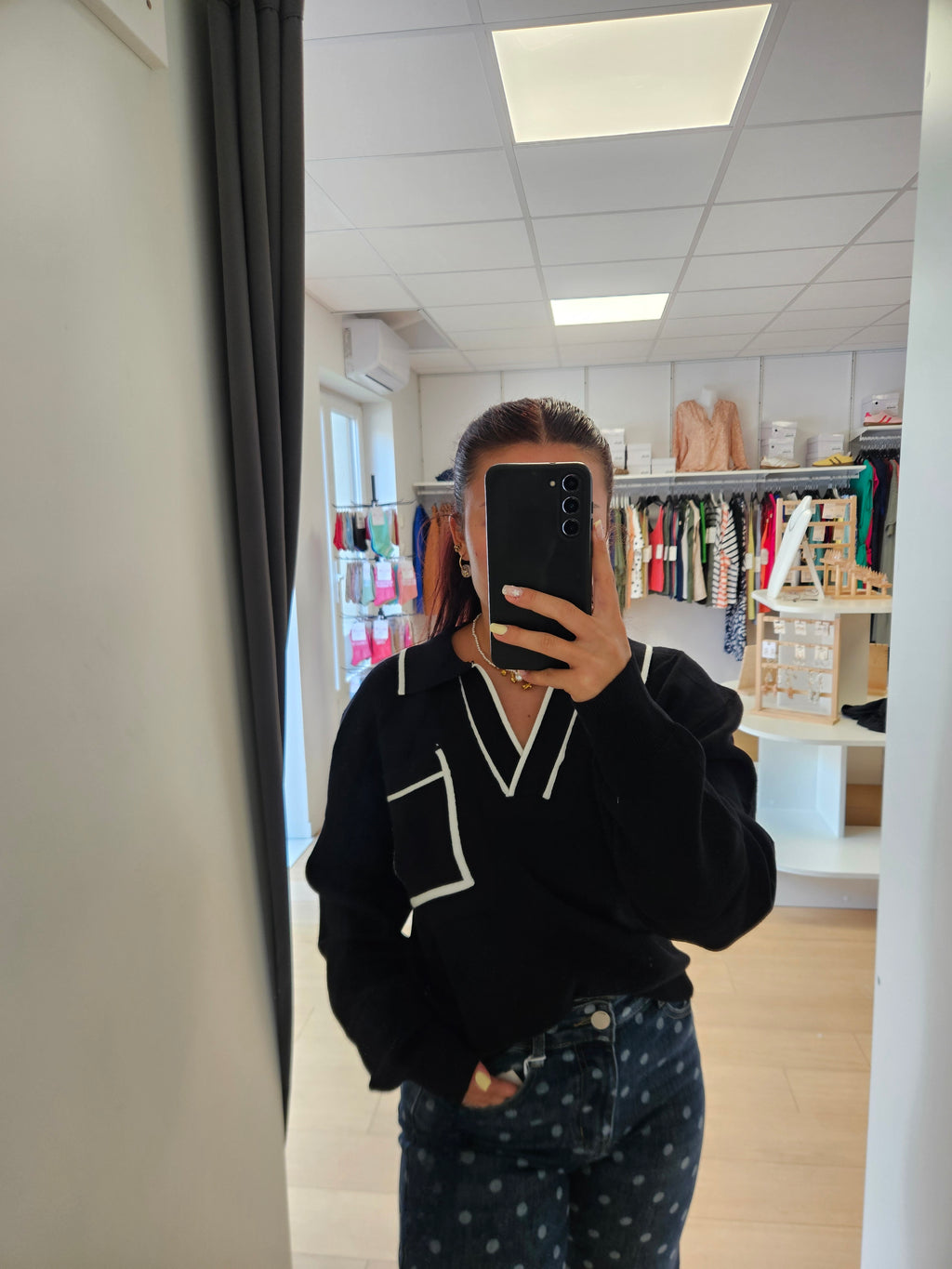 Pull col V poche devant noir