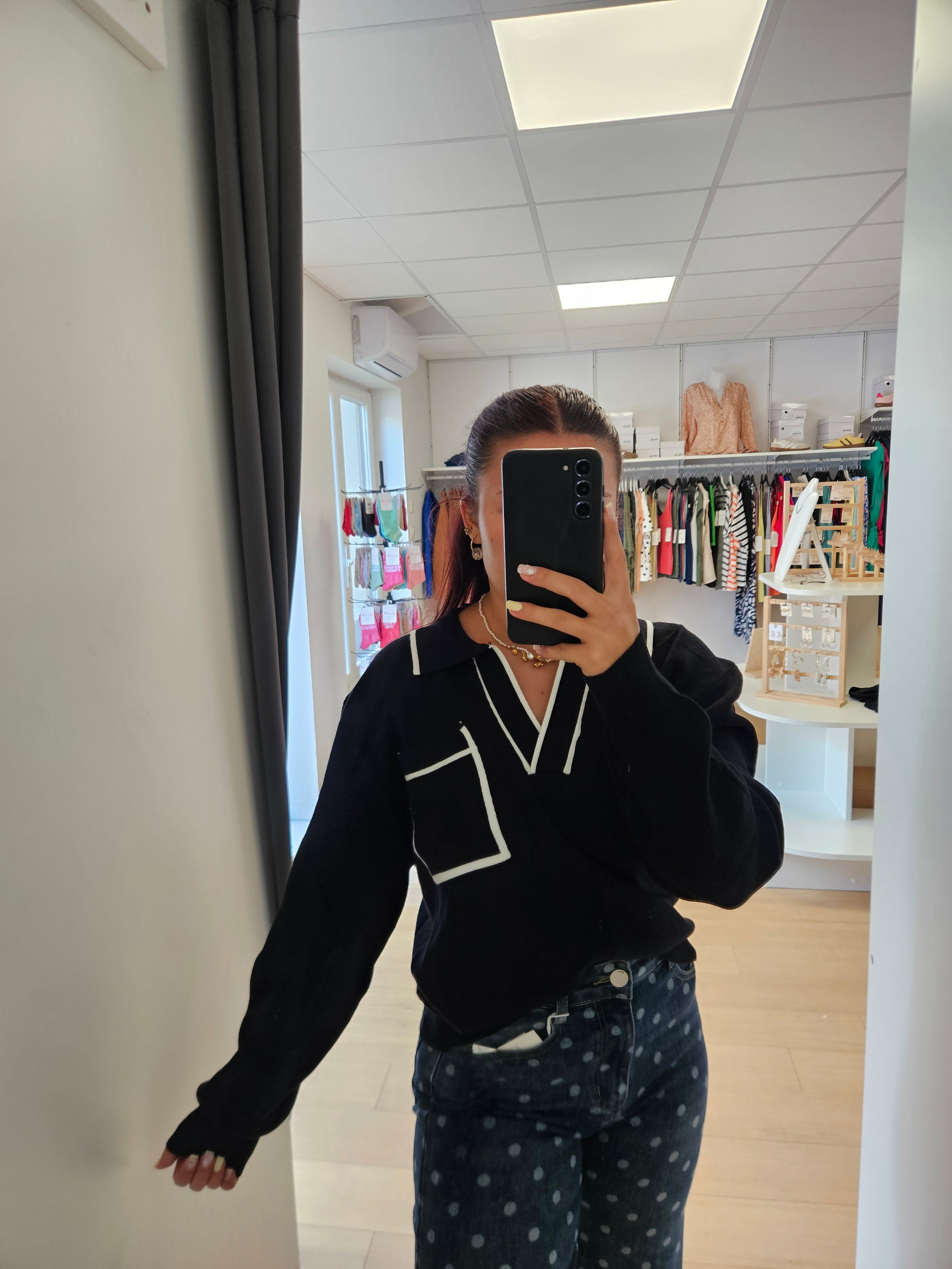 Pull col V poche devant
