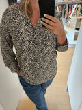 Blouse à motif noir et camel