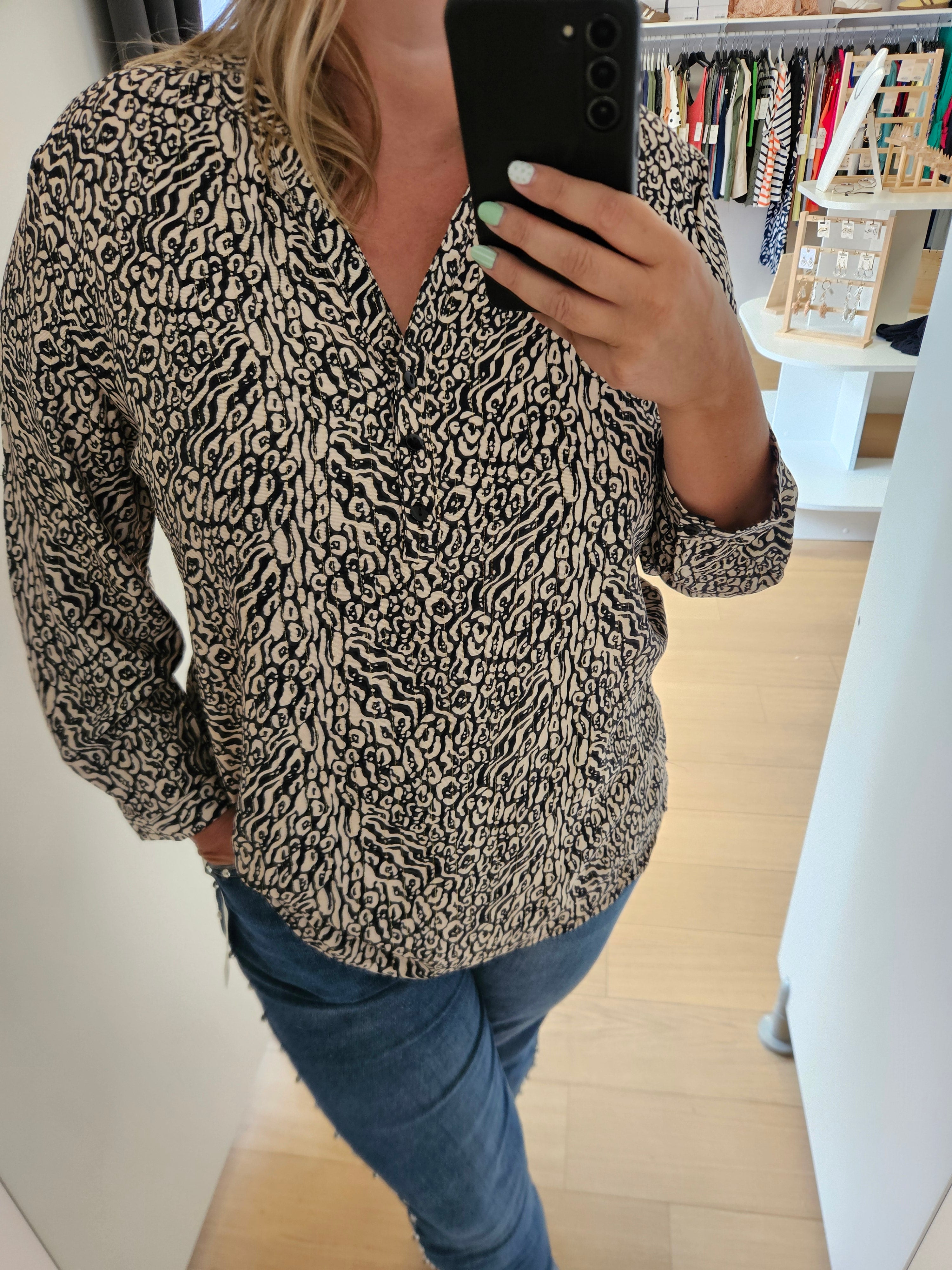 Blouse à motif noir et camel