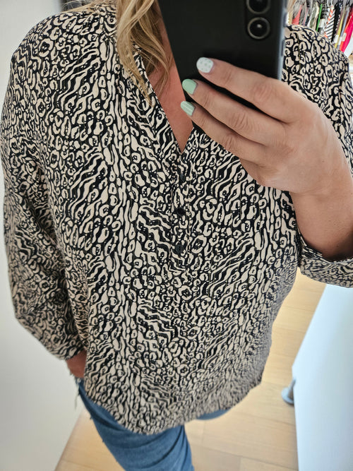 Blouse à motif noir et camel