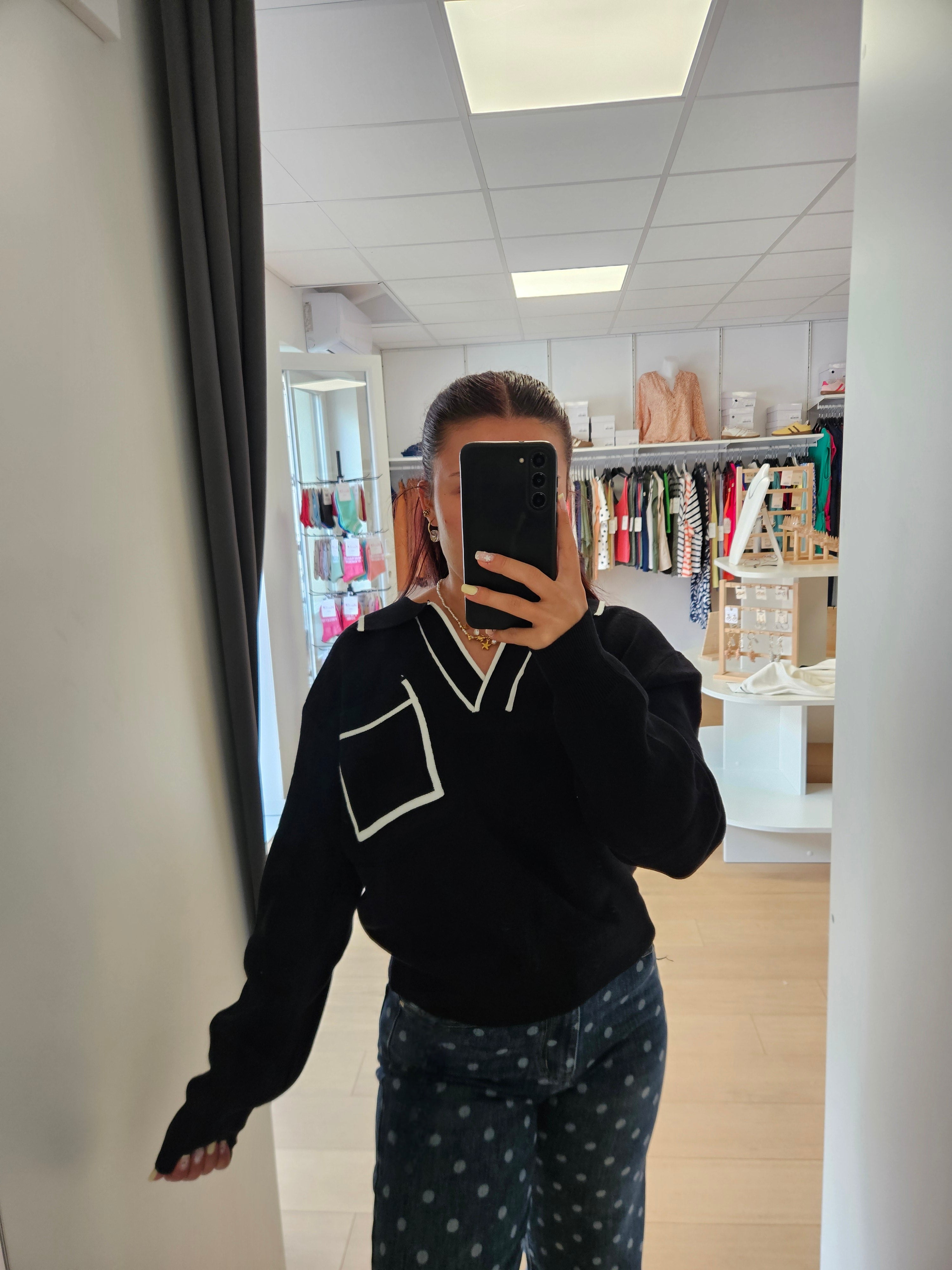 Pull col V poche devant
