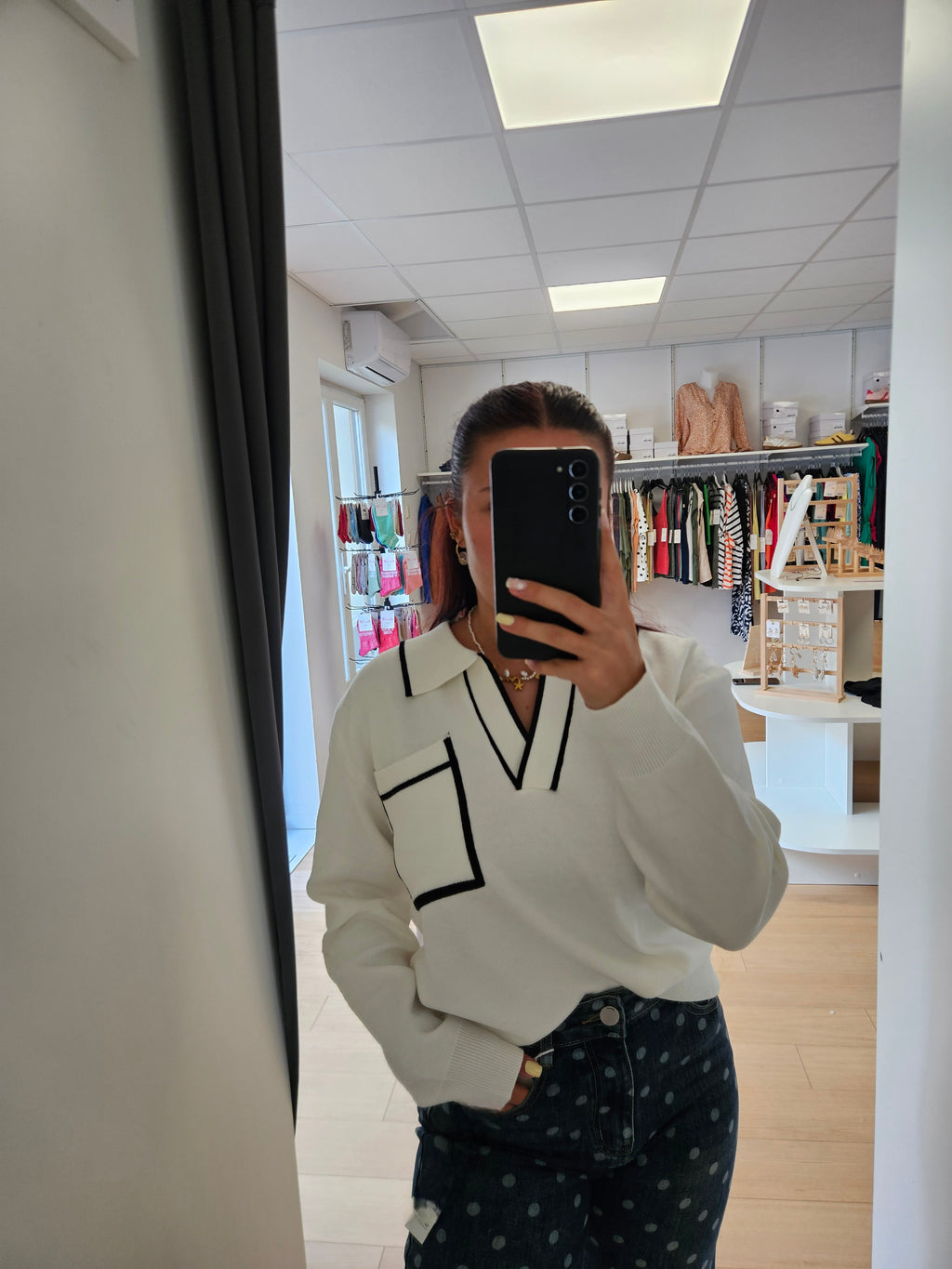 Pull col V poche devant