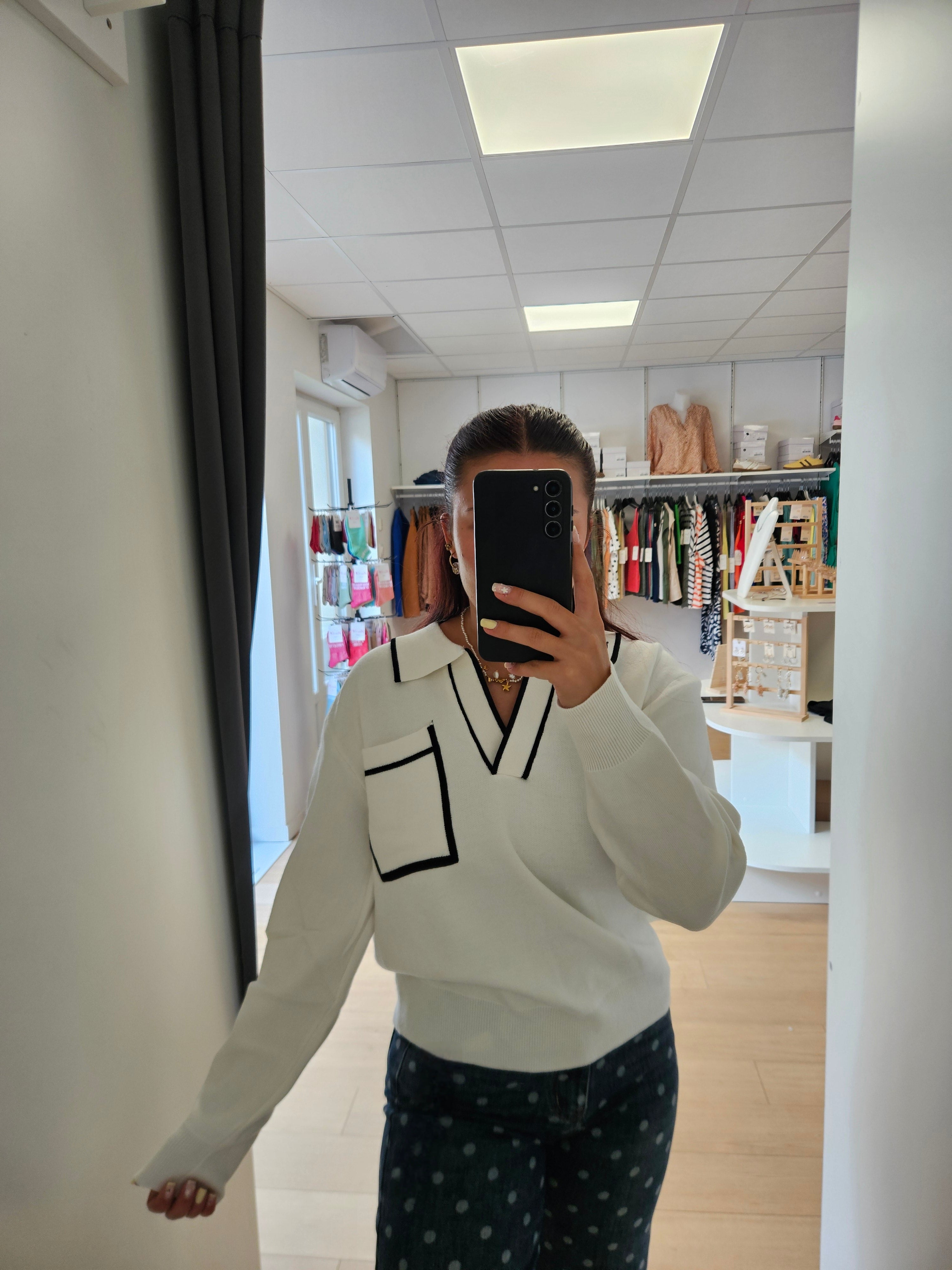 Pull col V poche devant