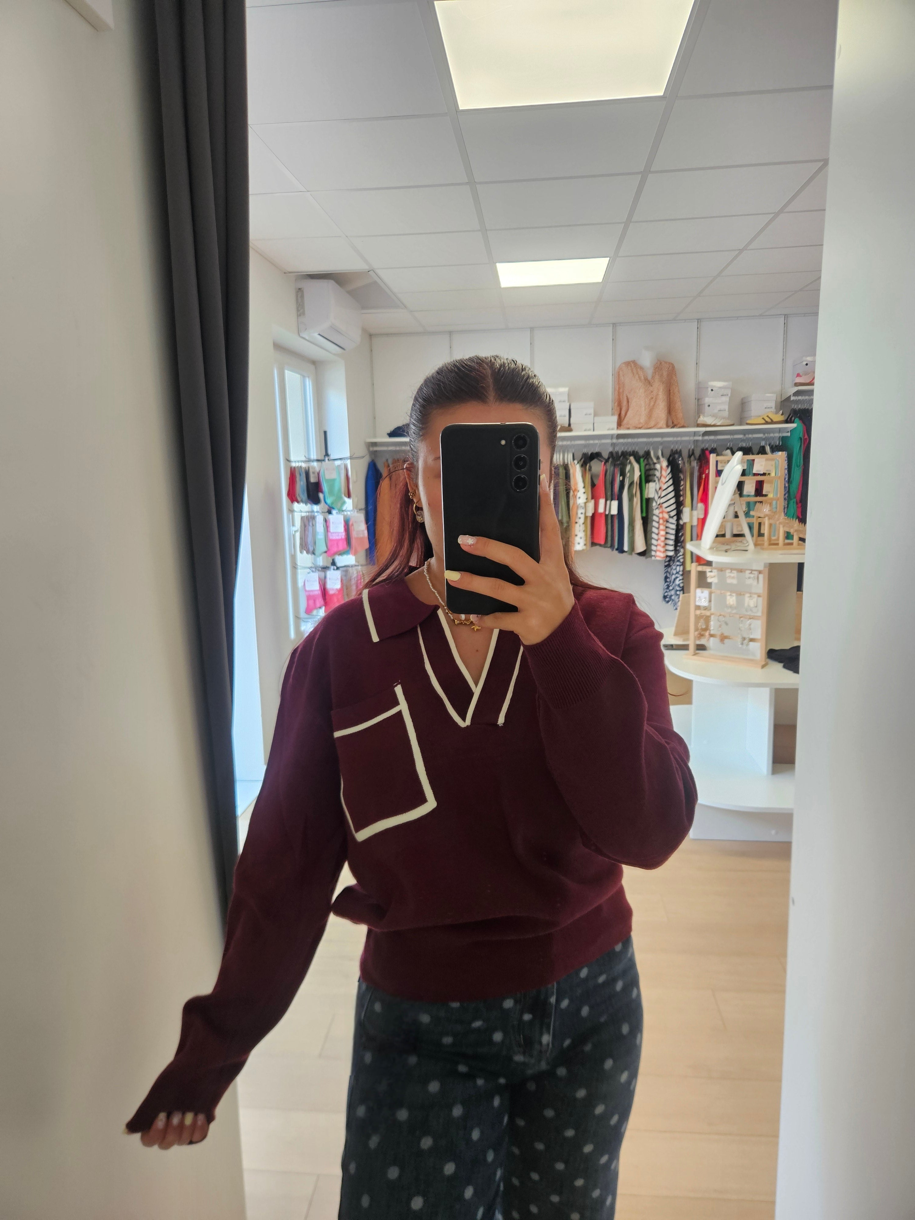 Pull col V poche devant