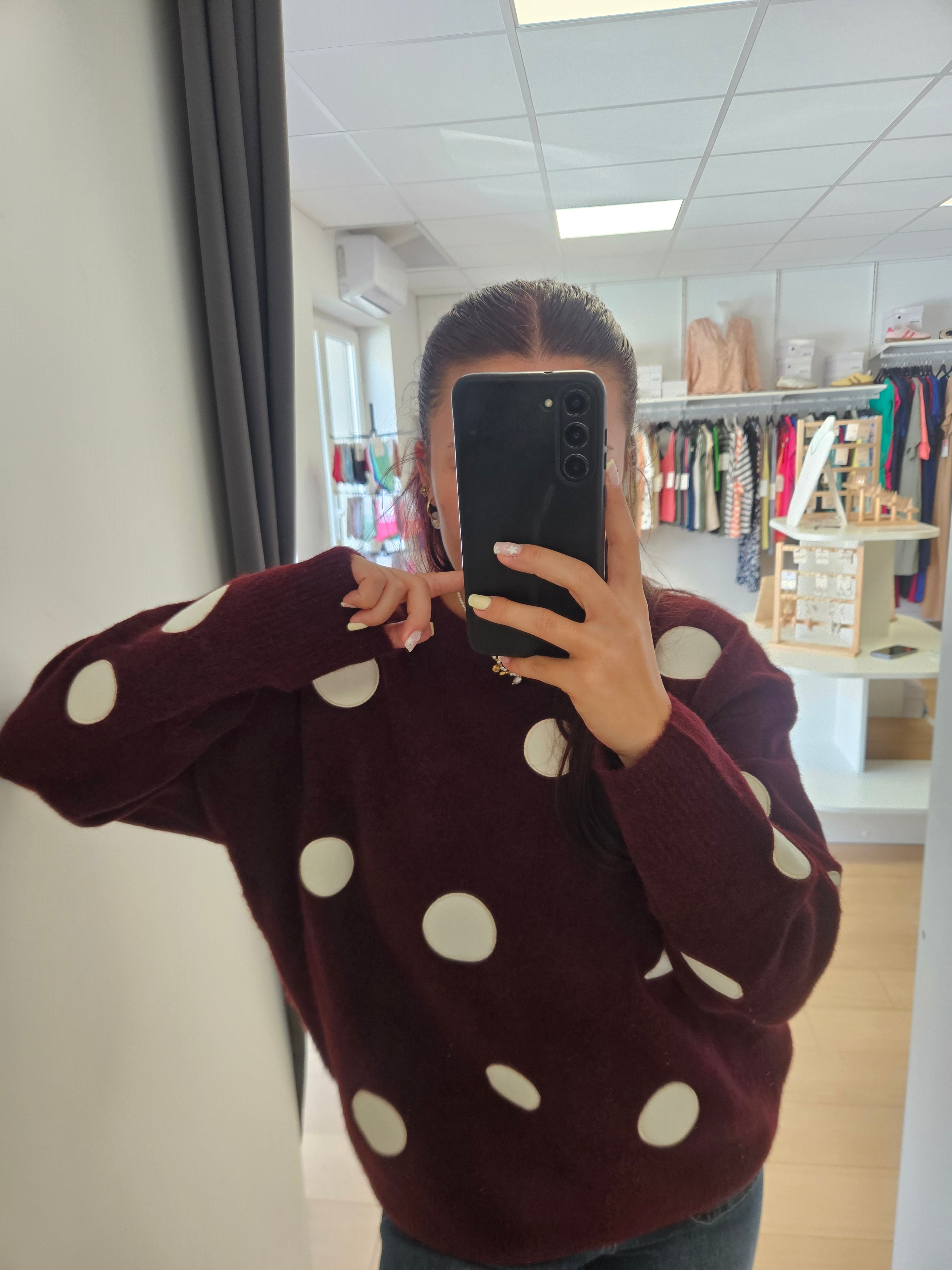 Pull à pois bordeaux
