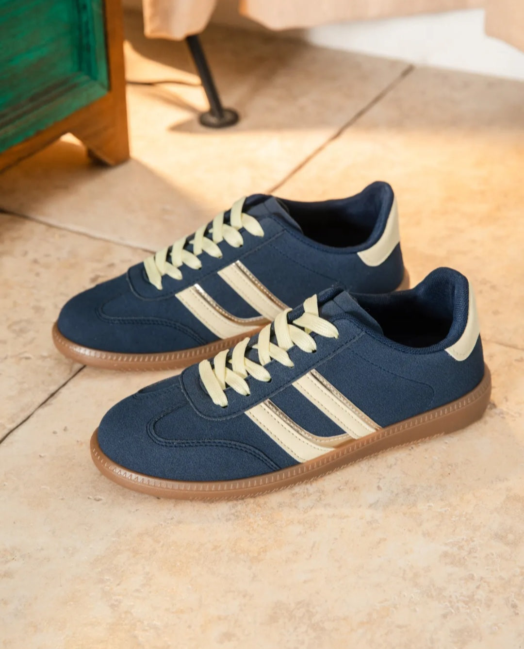 Baskets bleu