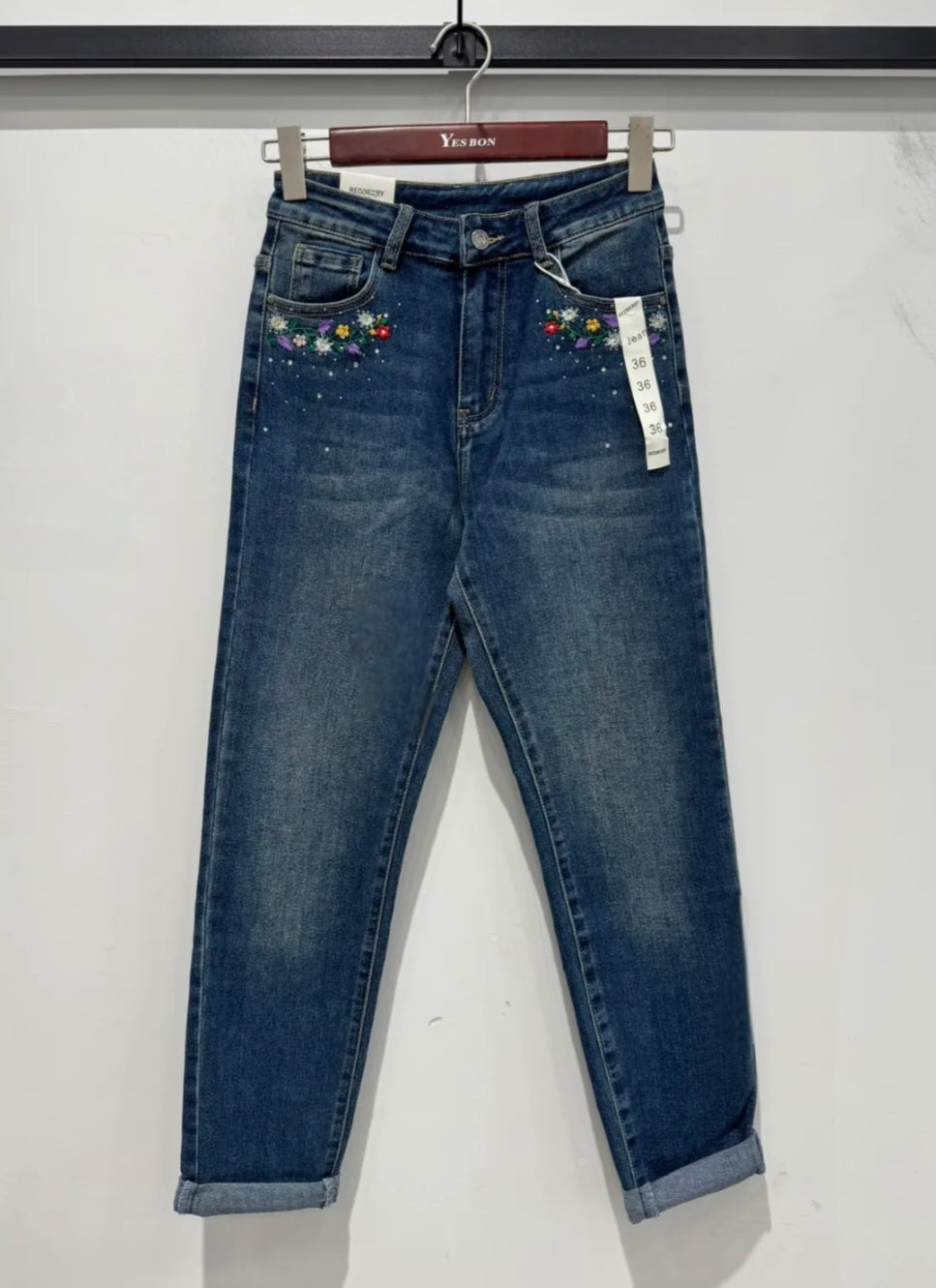 Jeans Mom broderie fleurs