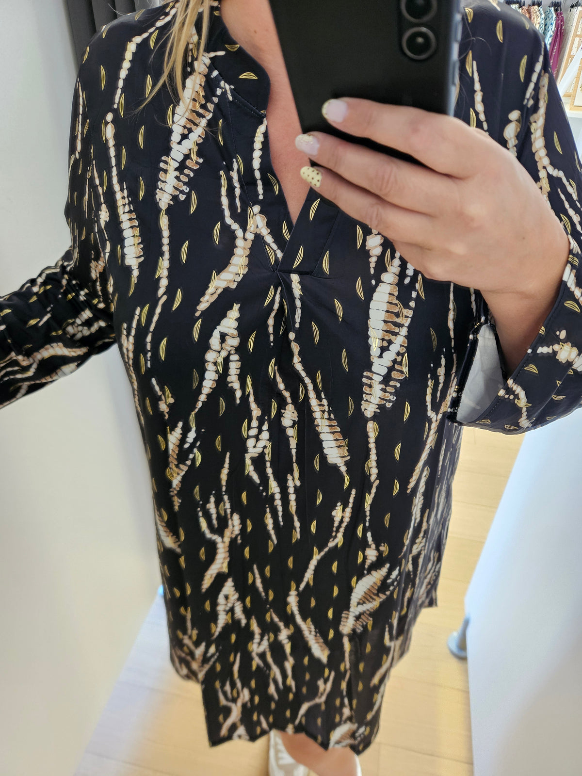 Robe à motif noir et doré