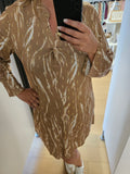 Robe à motif camel et doré