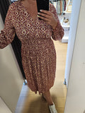 Robe à motif rouge et beige