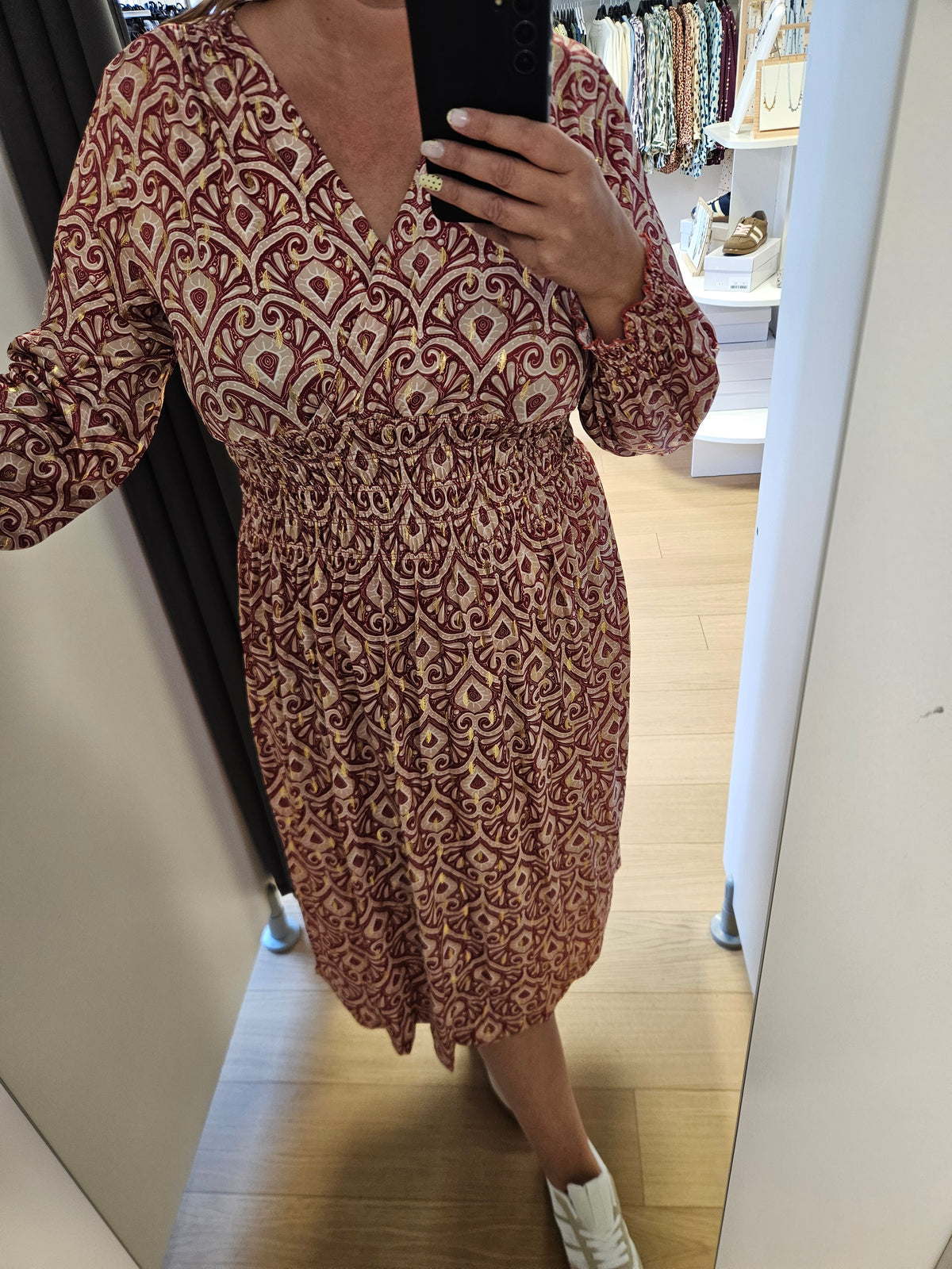 Robe à motif rouge et beige