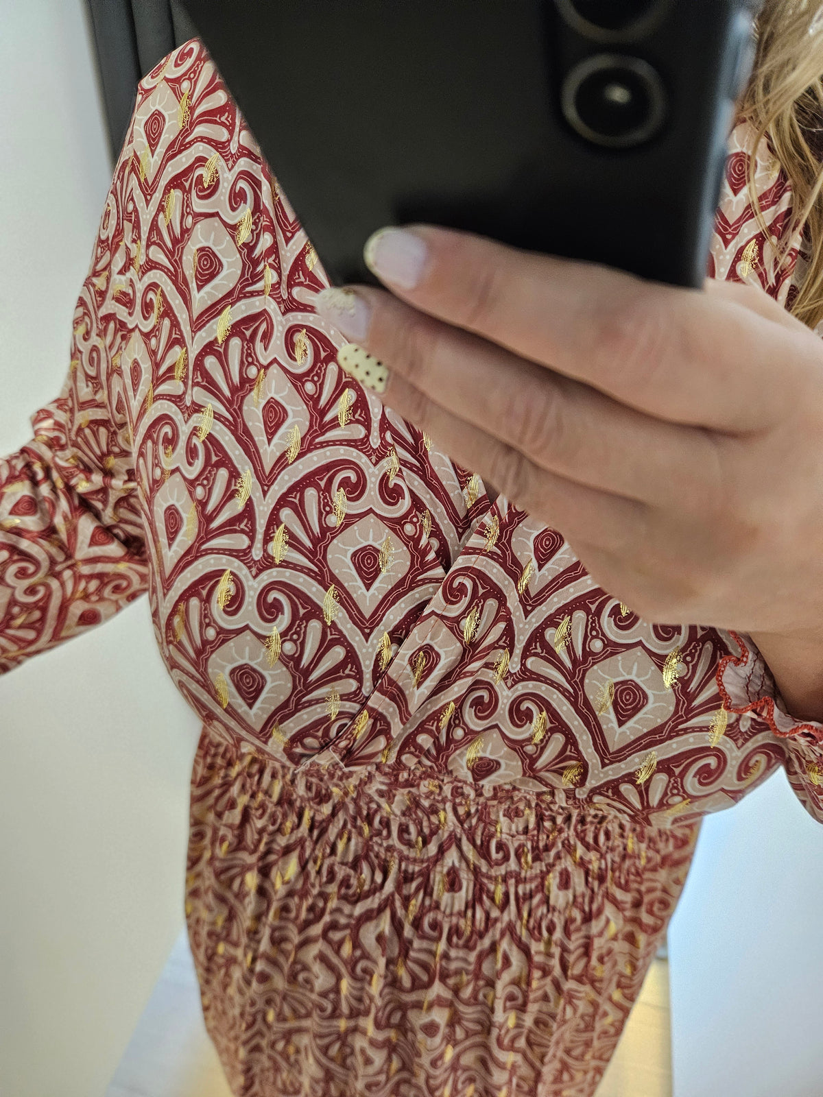 Robe à motif rouge et beige
