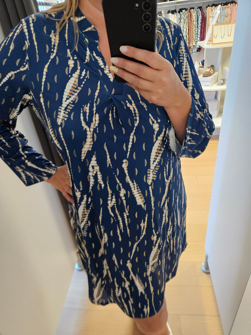 Robe à motif bleu et doré