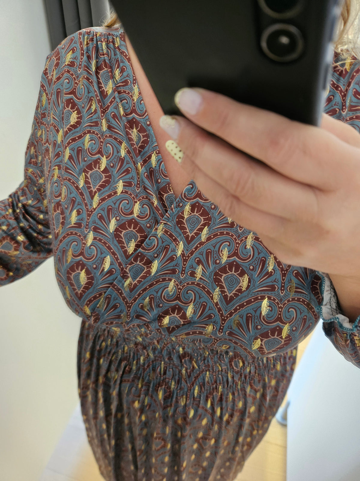 Robe à motif gris et bordeaux