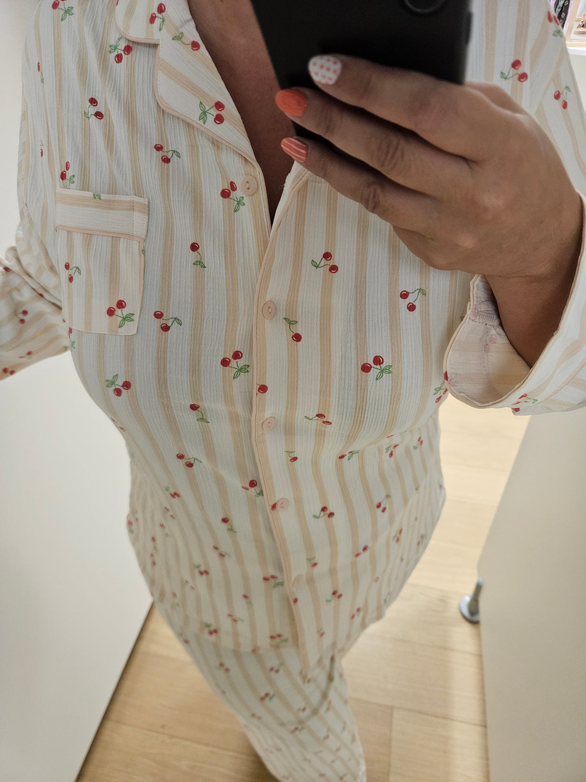 Pyjama beige à motif cerise