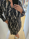 Robe à motif noir et doré