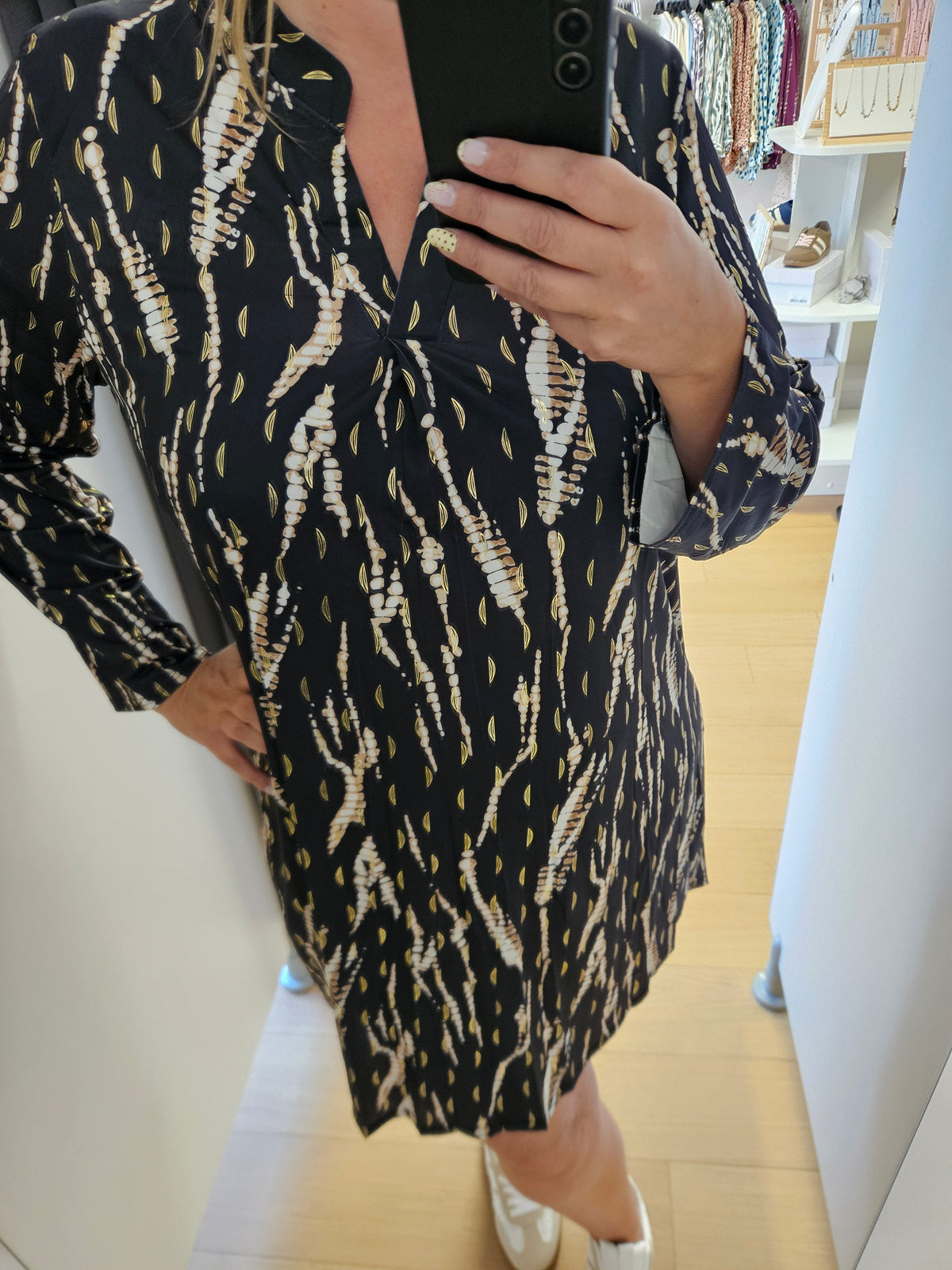 Robe à motif noir et doré