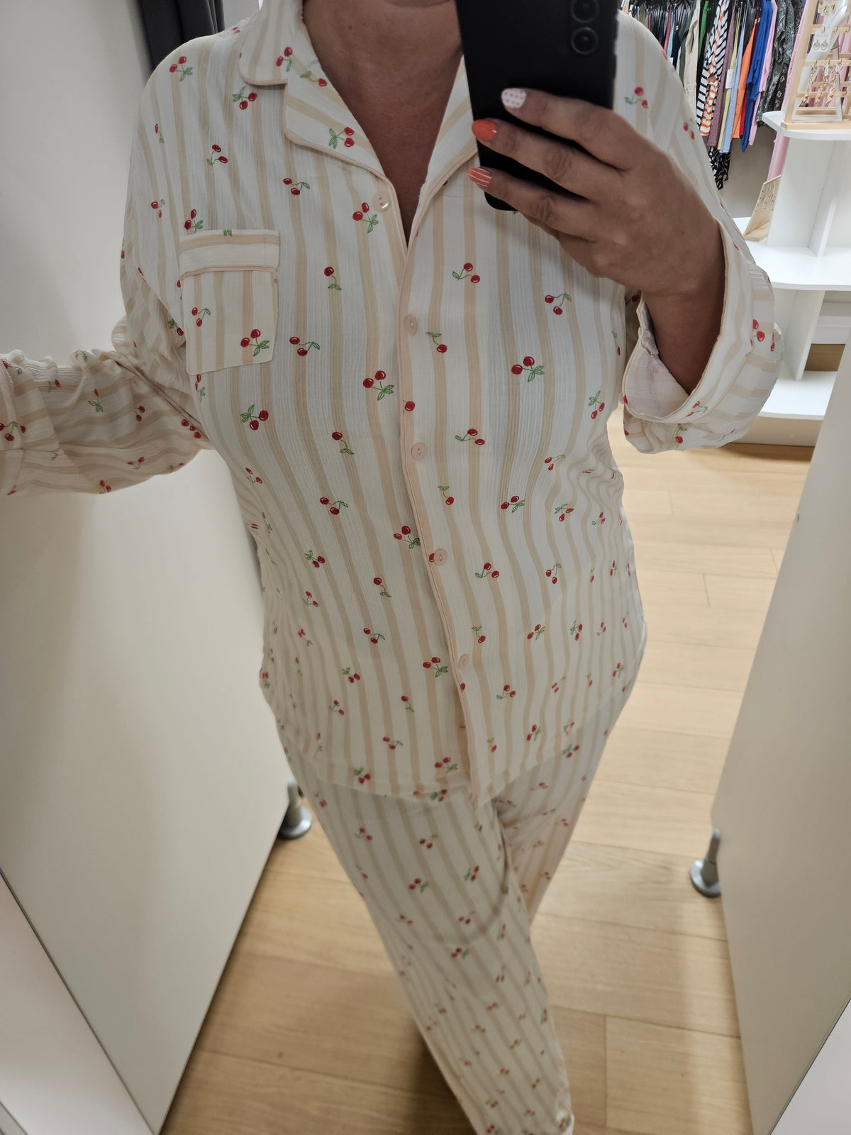 Pyjama beige à motif cerise
