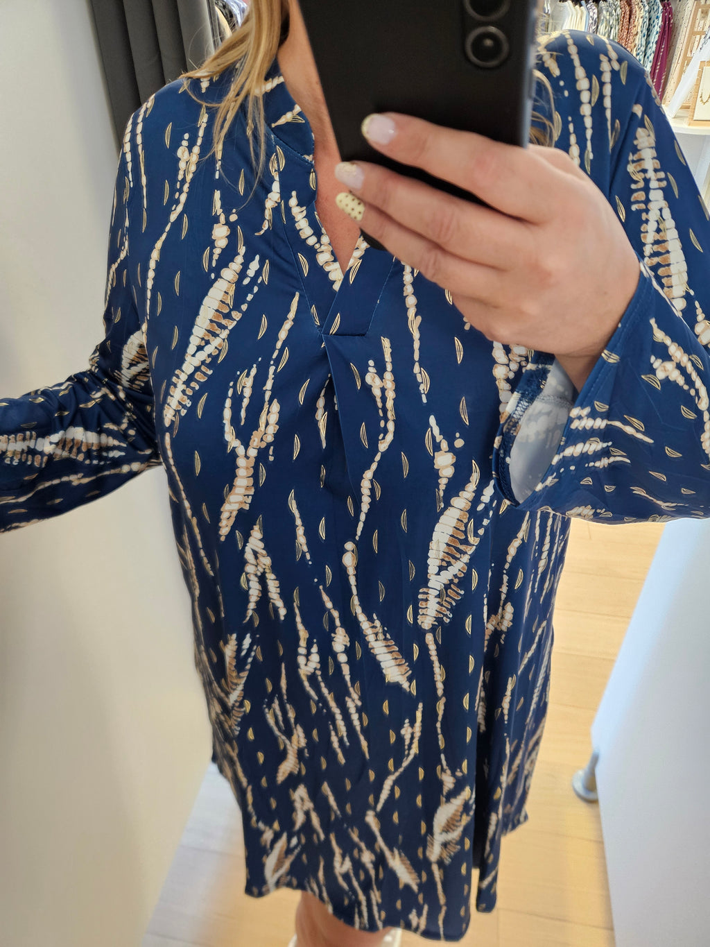 Robe à motif bleu et doré