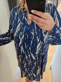 Robe à motif bleu et doré